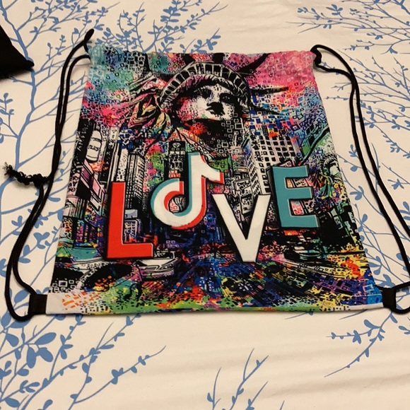 TikTok top & drawstring bag - Picture 4 of 6